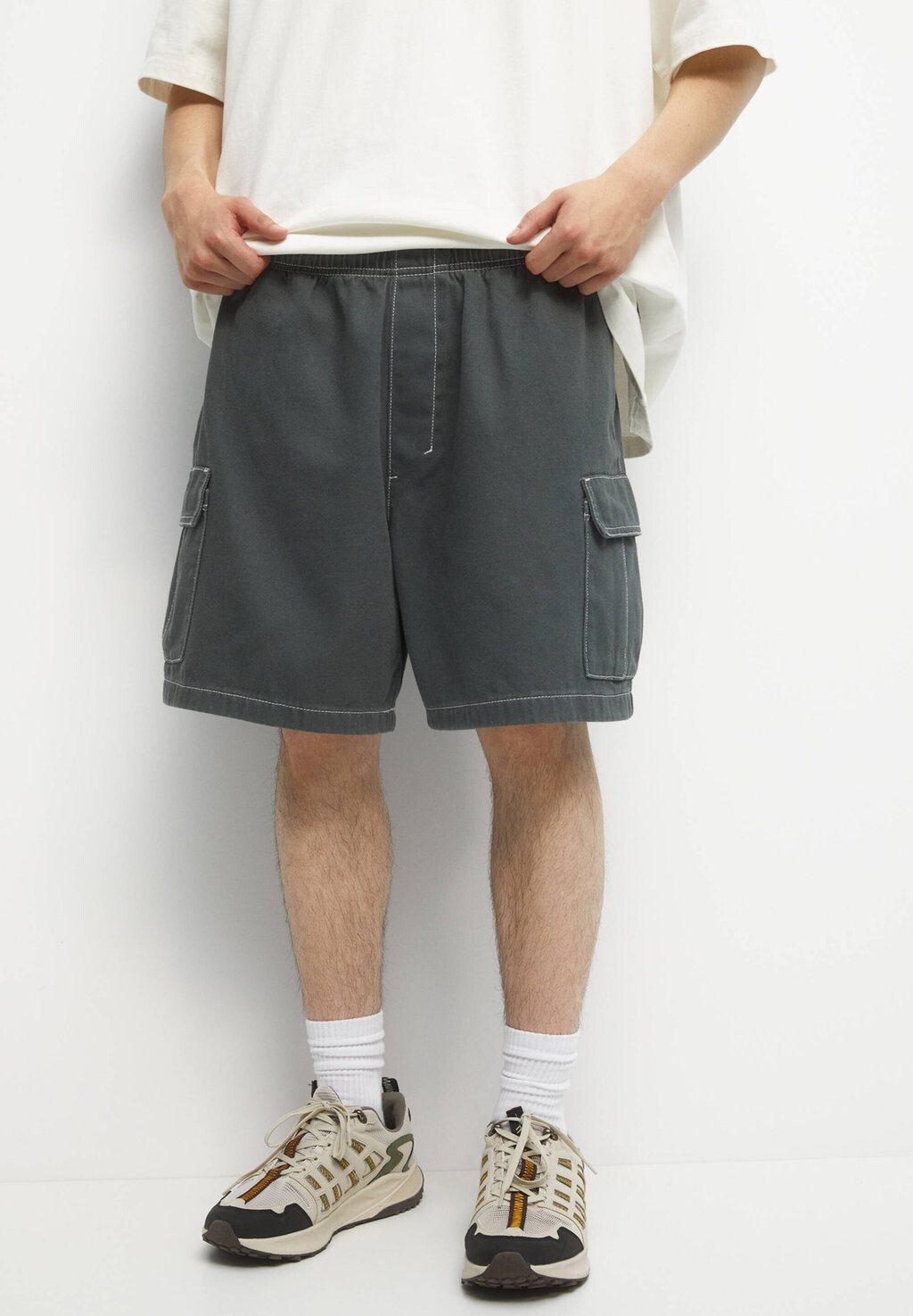 

Шорты BERMUDA WITH SEAM DETAIL PULL&BEAR, цвет green