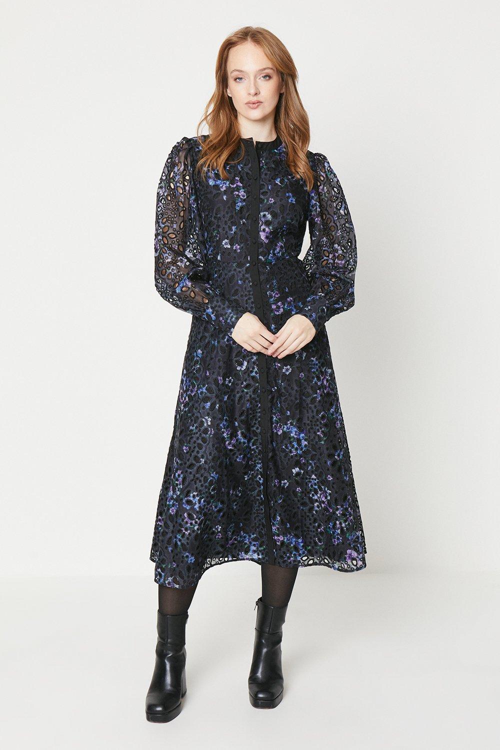 Многоярусное платье-рубашка макси с цветочным принтом и ажурной вышивкой Oasis, черный фото