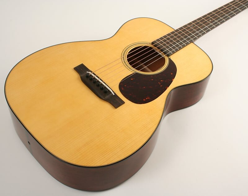 

Акустическая гитара Martin Custom Shop 00 Size 18 Style Adirondack Top Golden Era Bracing Modified V Neck 2739155