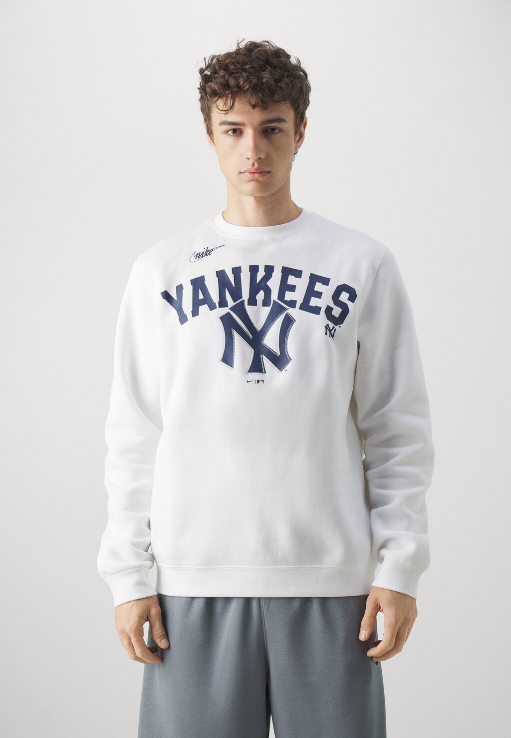 

Толстовка Nike MLB COOPERSTOWN NEW YORK YANKEES CREW, белый/темно-синий