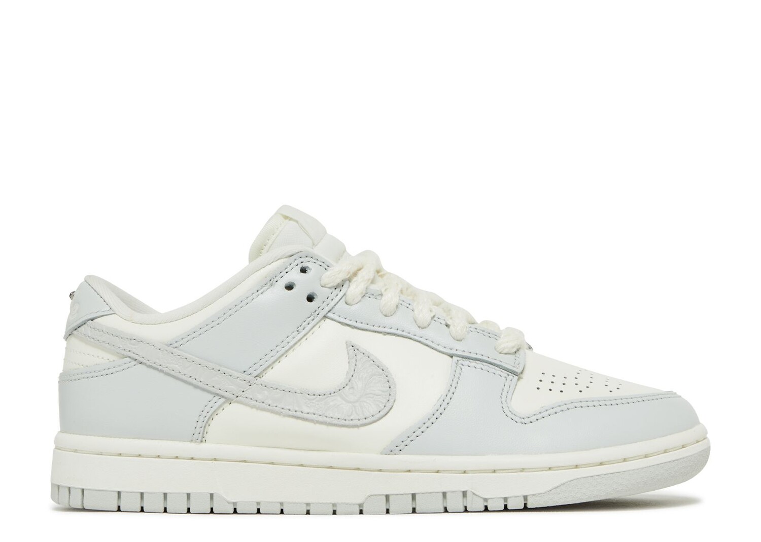 

Кроссовки Nike Wmns Dunk Low 'Needlework', серый