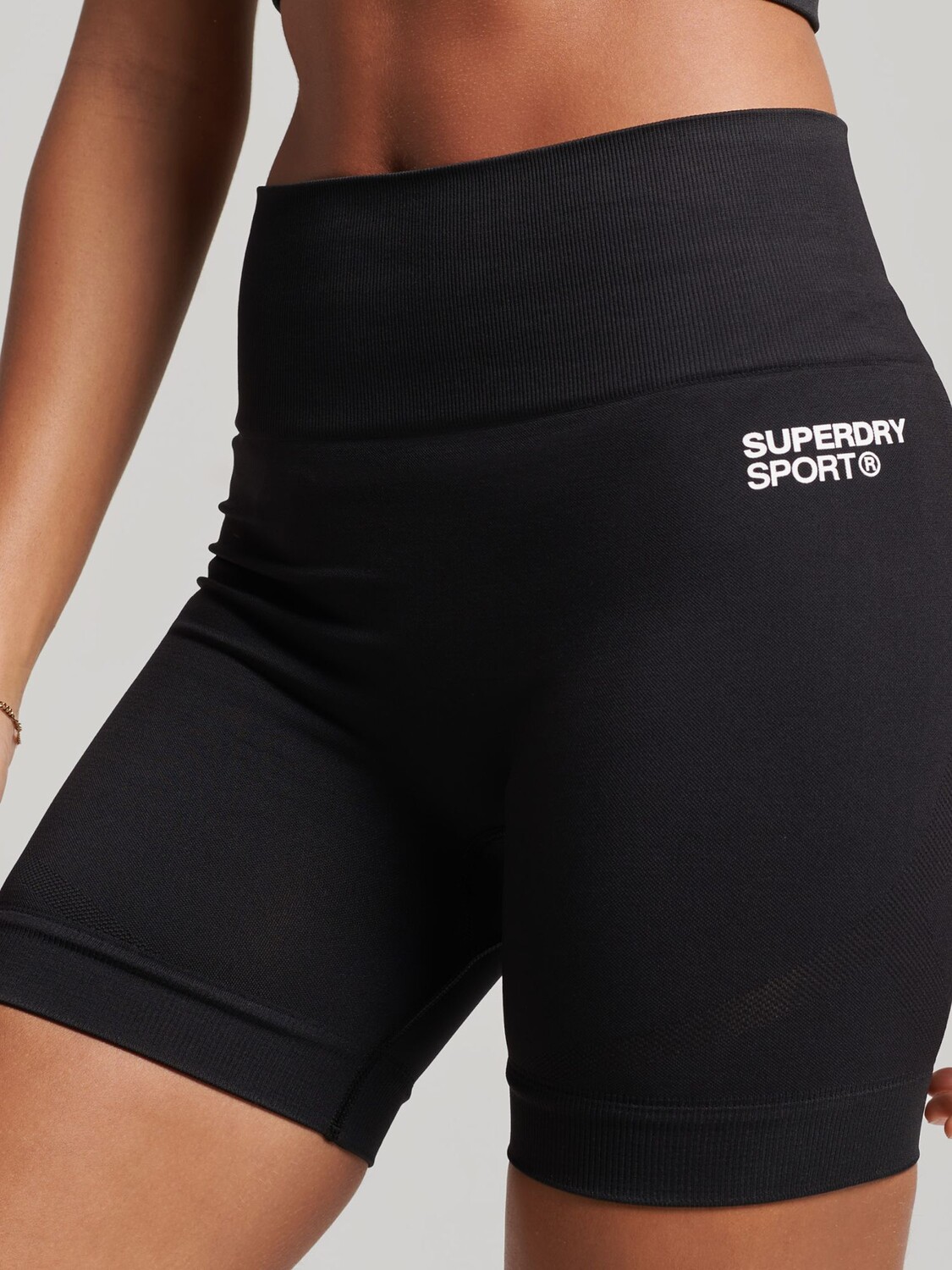 

Бесшовные узкие шорты Superdry Core, черные