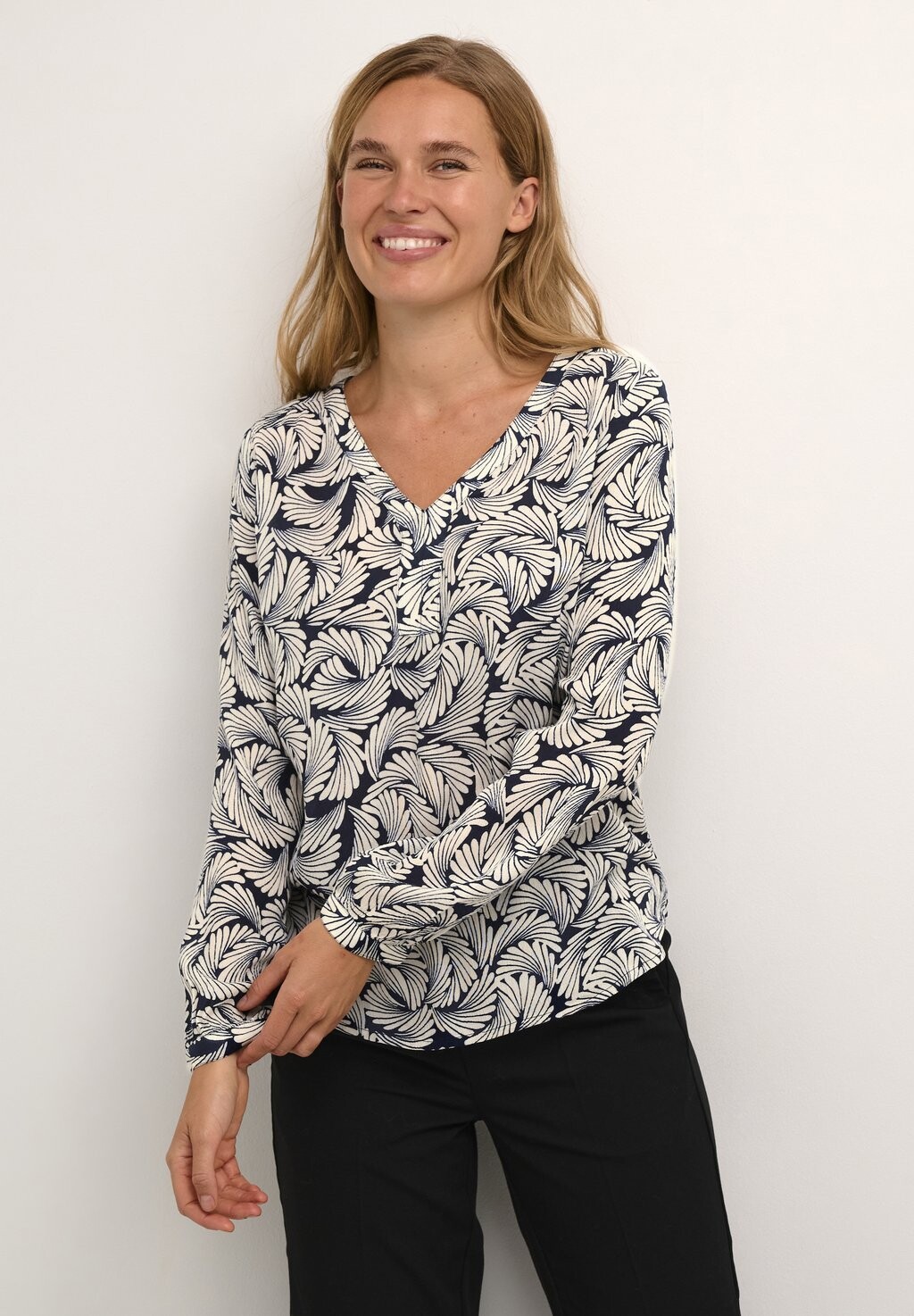 

Блузка Kaffe KAMARI AMBER V-NECK, цвет midnight fan print