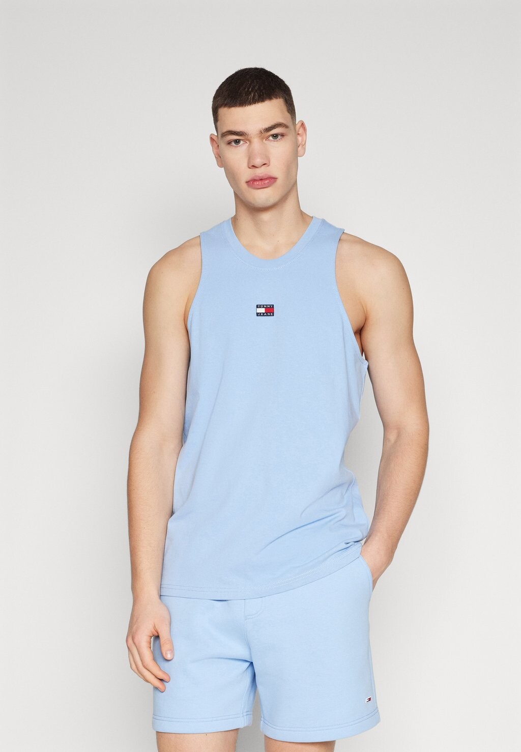 

Топ Tommy Jeans, умеренный синий