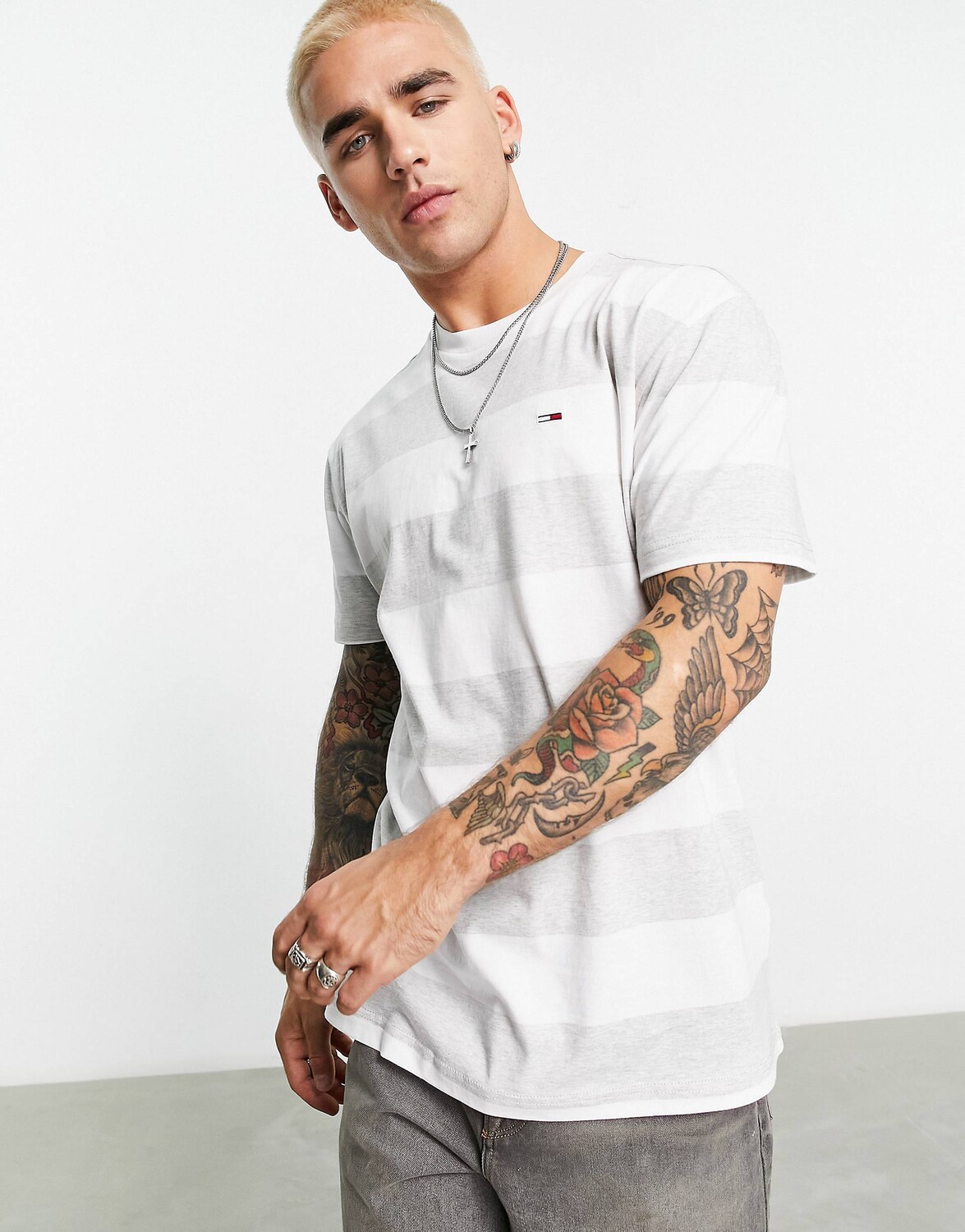 

Серая футболка в полоску Tommy Jeans