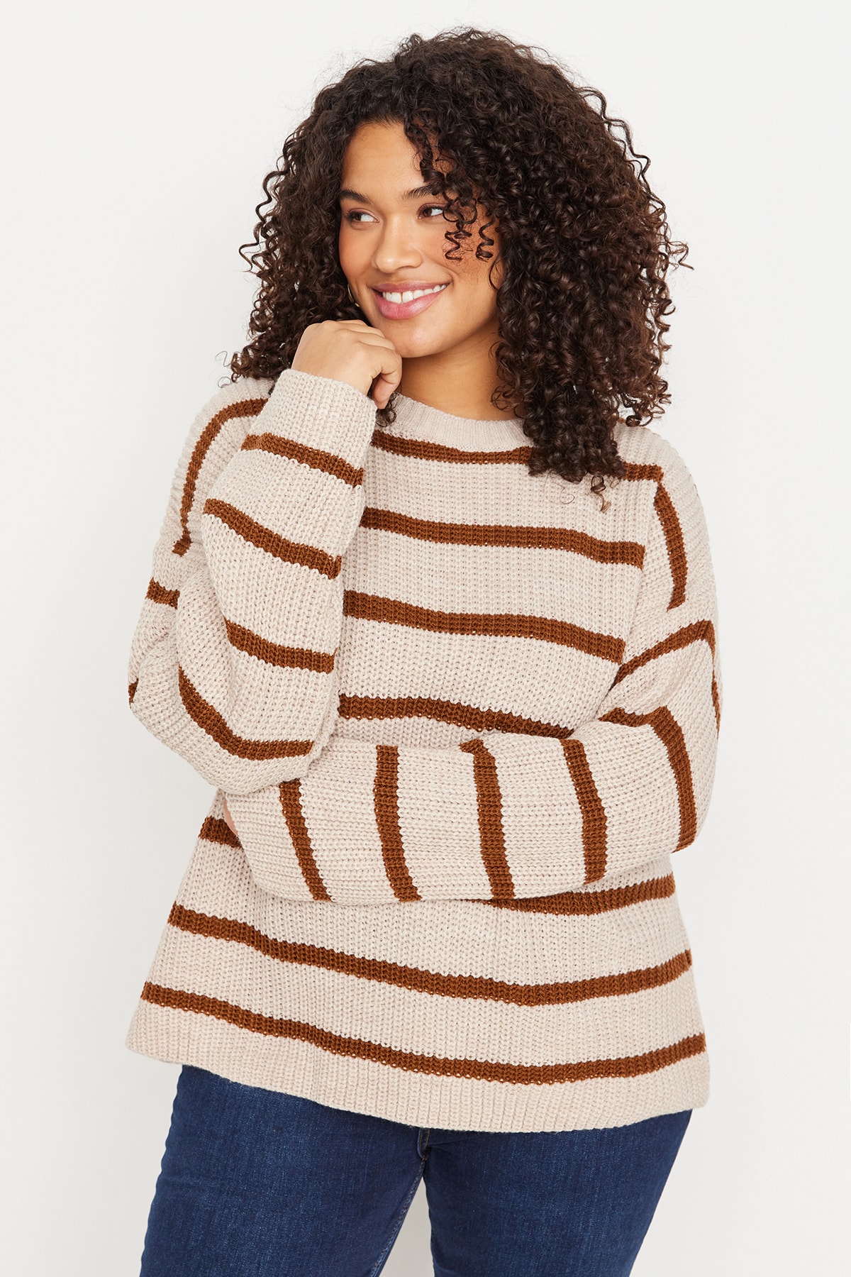 Трикотажный свитер в каменную полоску с низкими плечами Trendyol, коричневый
