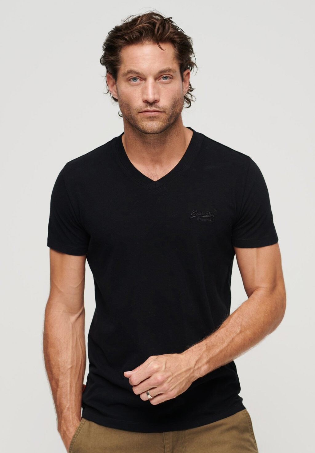 

Базовая футболка EMBROIDERED LOGO V NECK Superdry, цвет black