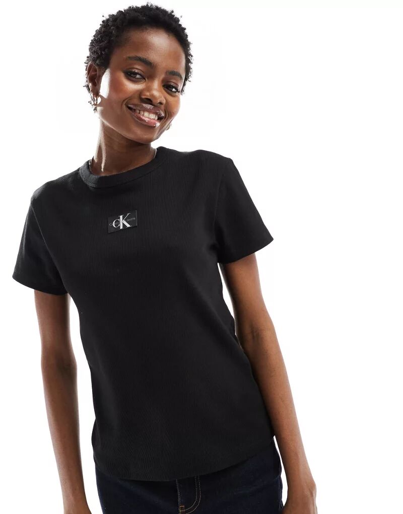 Черная футболка в рубчик в рубчик Calvin Klein с тканой этикеткой с логотипом