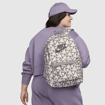 

Рюкзак Nike Heritage Backpack (25л), цвет Sail/Platinum Violet/Taupe Grey