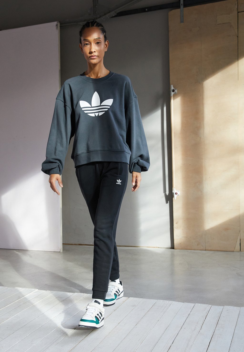 

Спортивные брюки adidas Originals, Серый