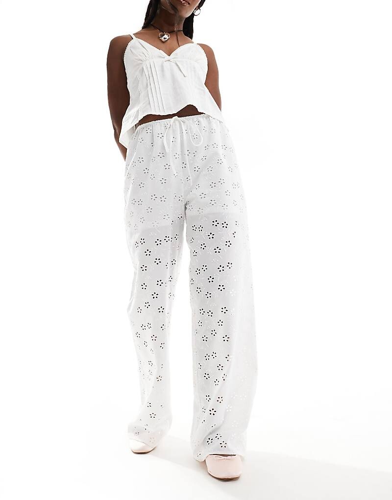 

ASOS DESIGN >> Белый> Широкие брюки с английской вышивкой