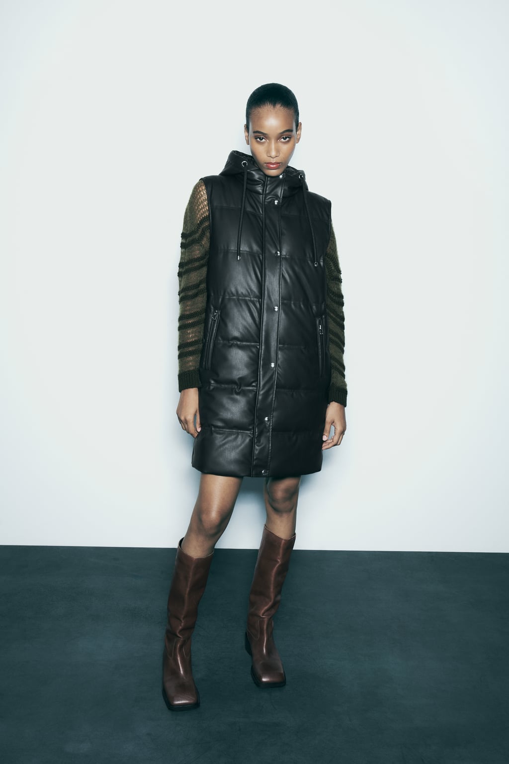 

Длинный пуховик с эффектом кожи ZARA, черный