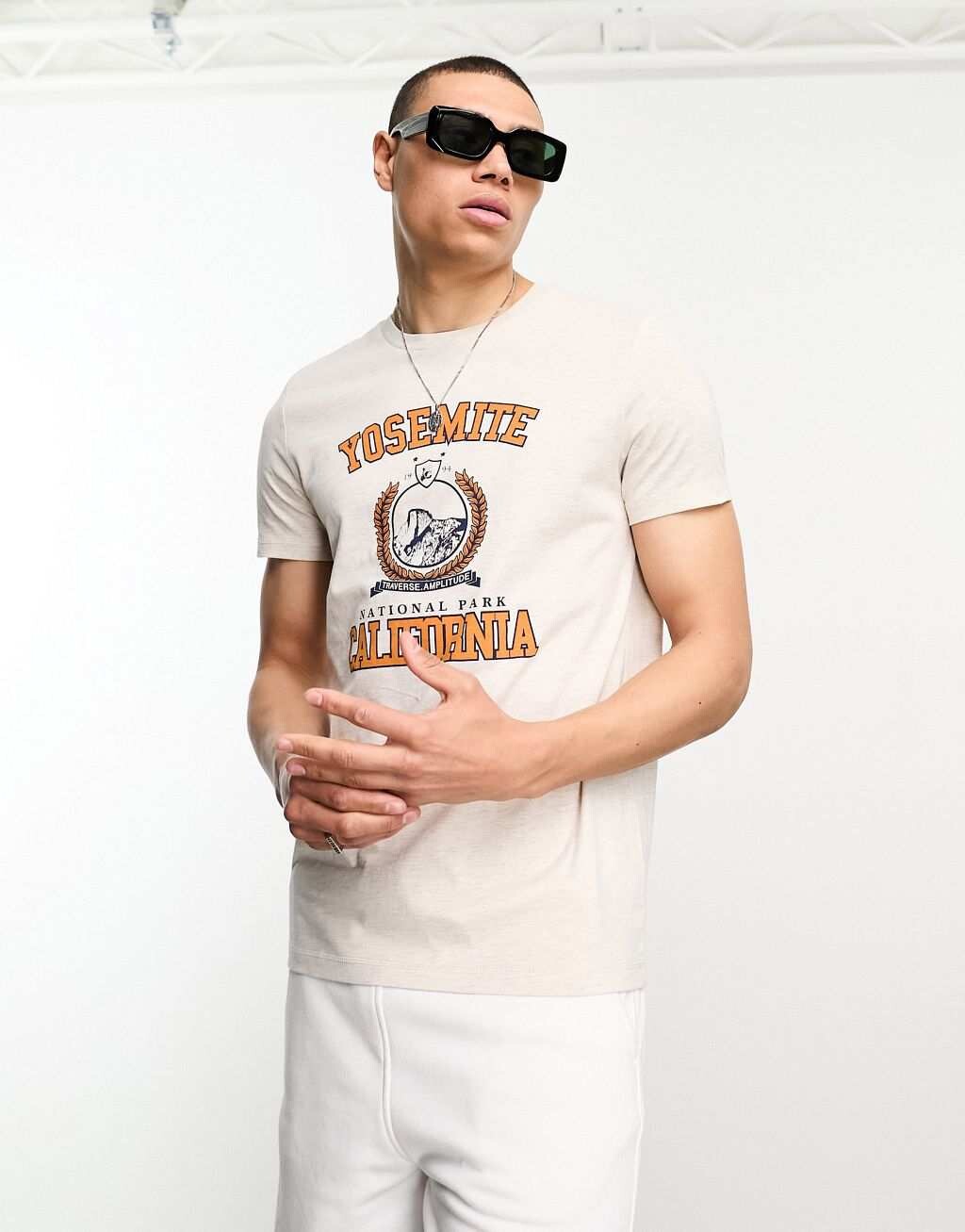 

Бежевая футболка с принтом Bershka California
