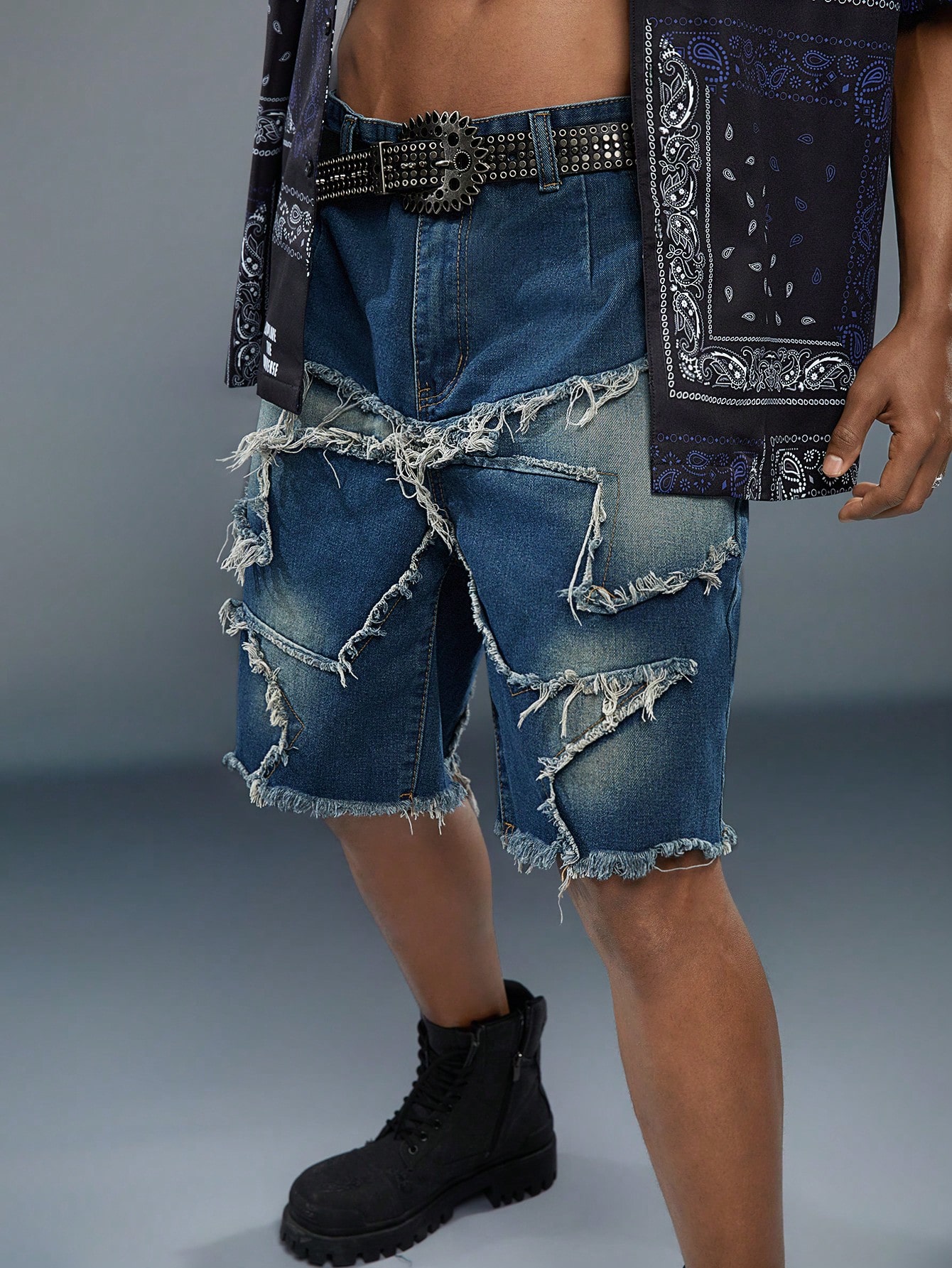цена Мужские джинсовые шорты свободного кроя Manfinity EMRG с аппликацией в виде звезд и бахромой по низу, темная стирка