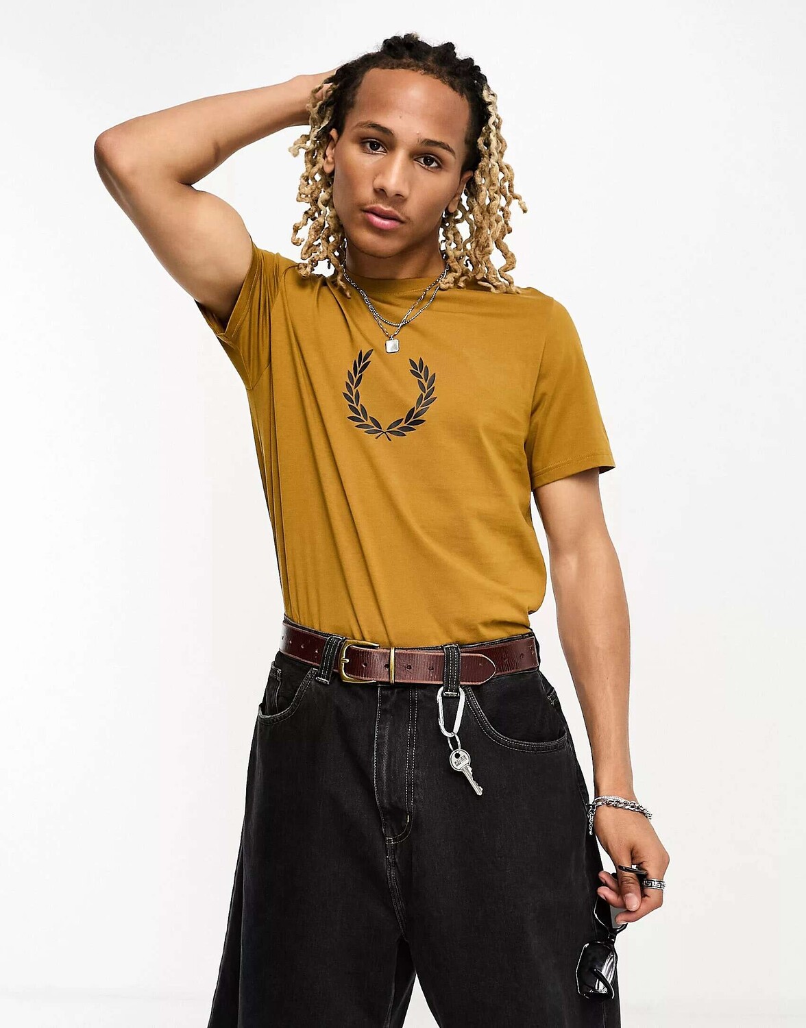 

Темно-карамельная футболка с изображением лаврового венка Fred Perry