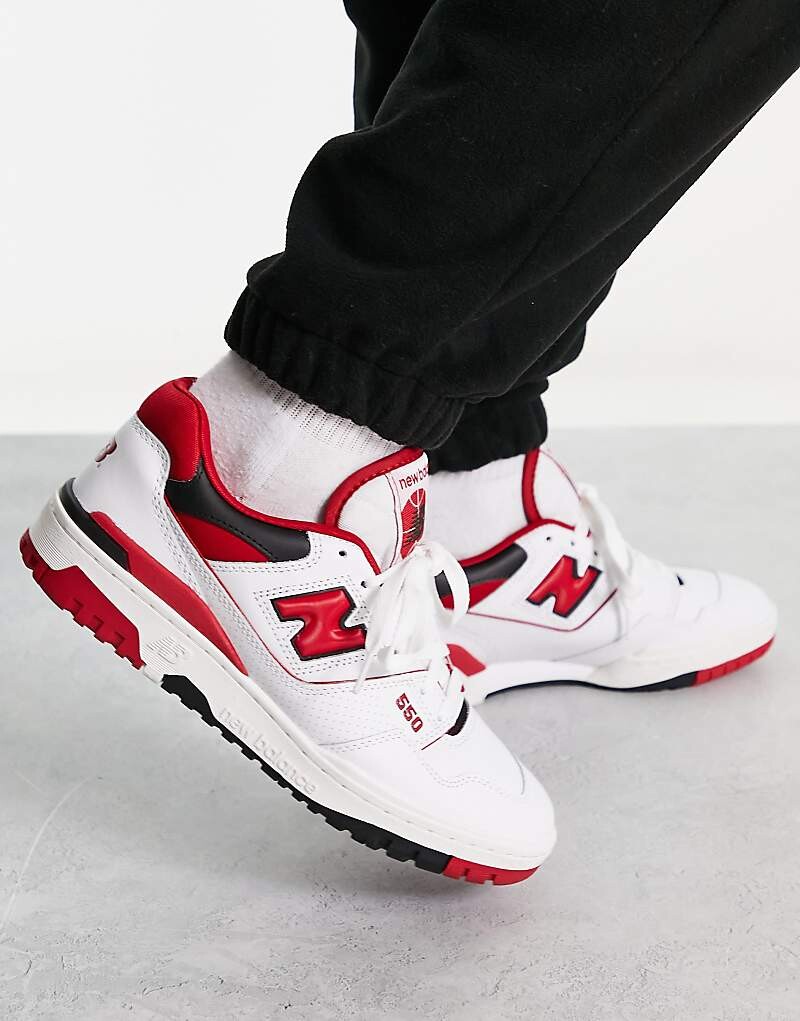 

Белые кроссовки New Balance 550 с бордовыми деталями