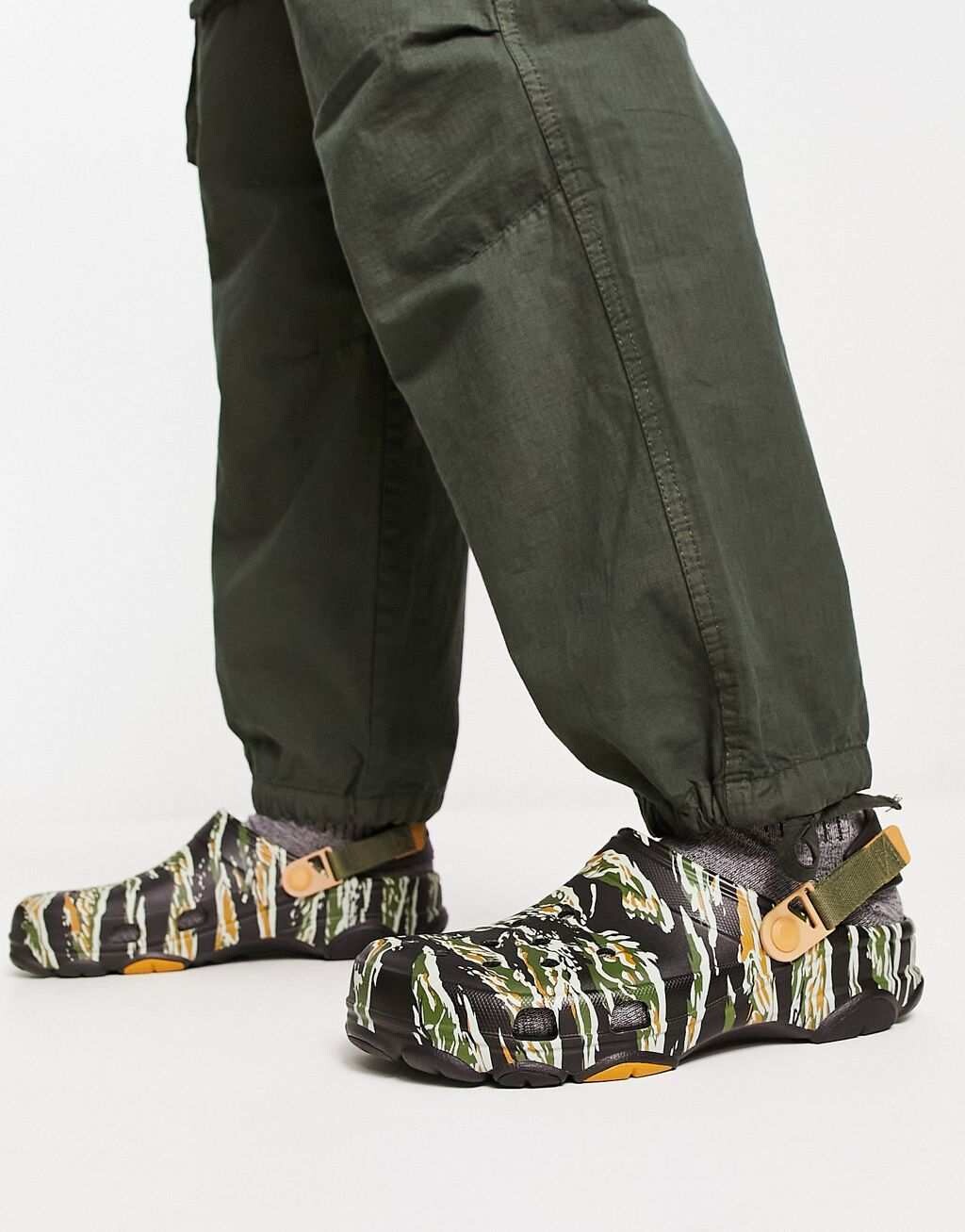 

Классические вездеходные сабо Crocs в камуфляжном цвете