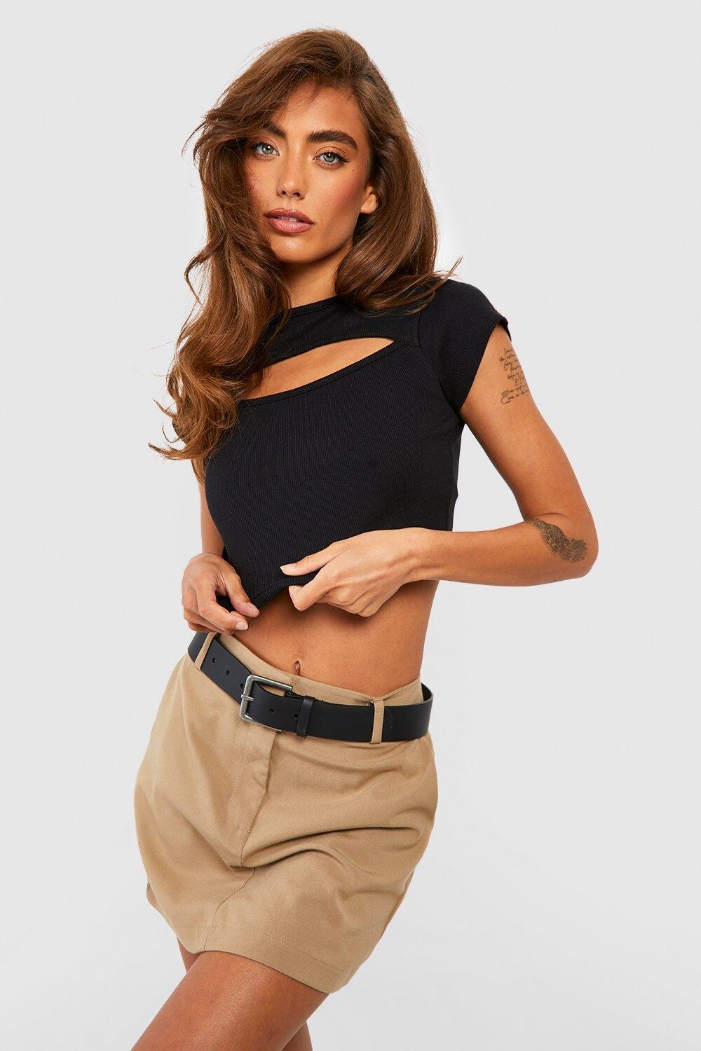 

Базовый укороченный топ с короткими рукавами и вырезом в рубчик boohoo, черный