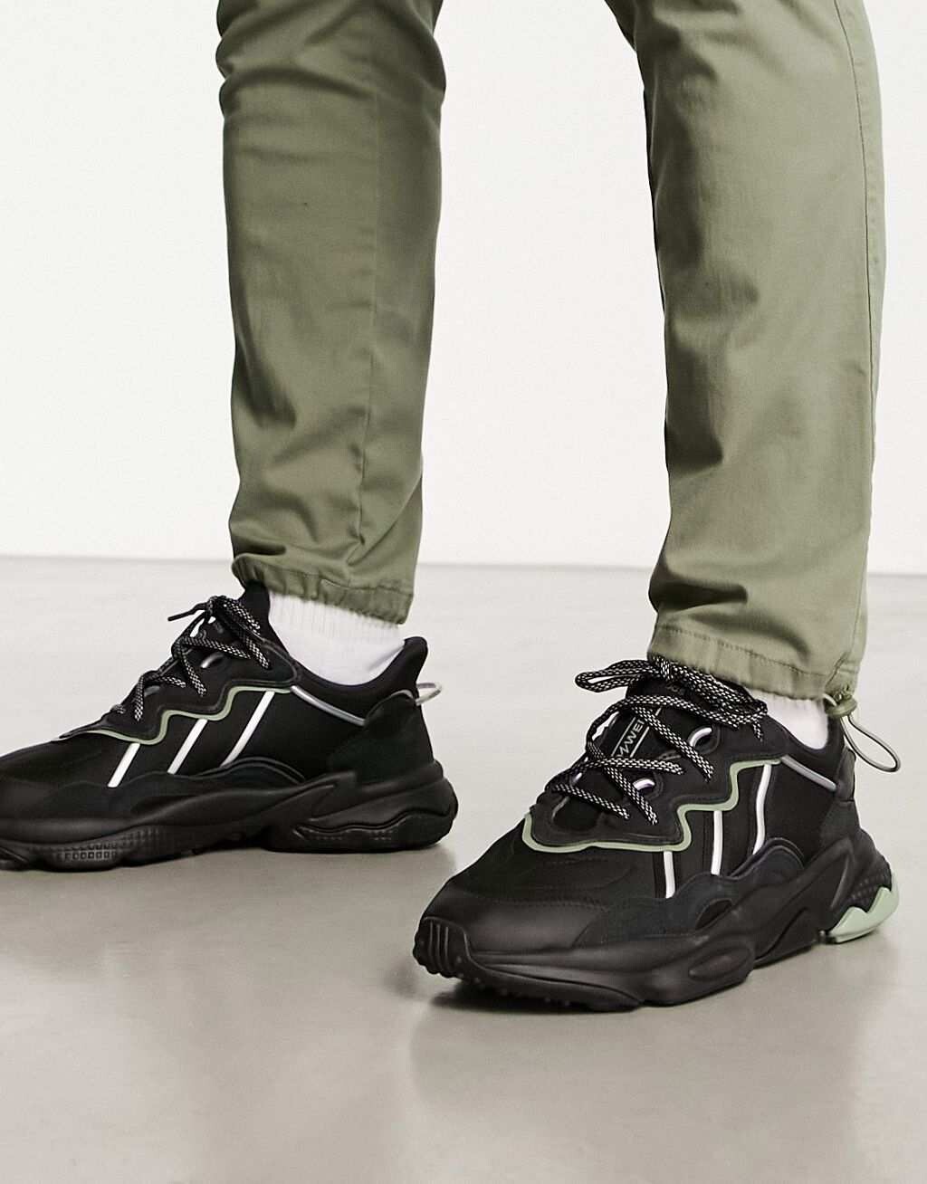 

Черные серебристые кроссовки adidas Originals Ozweego