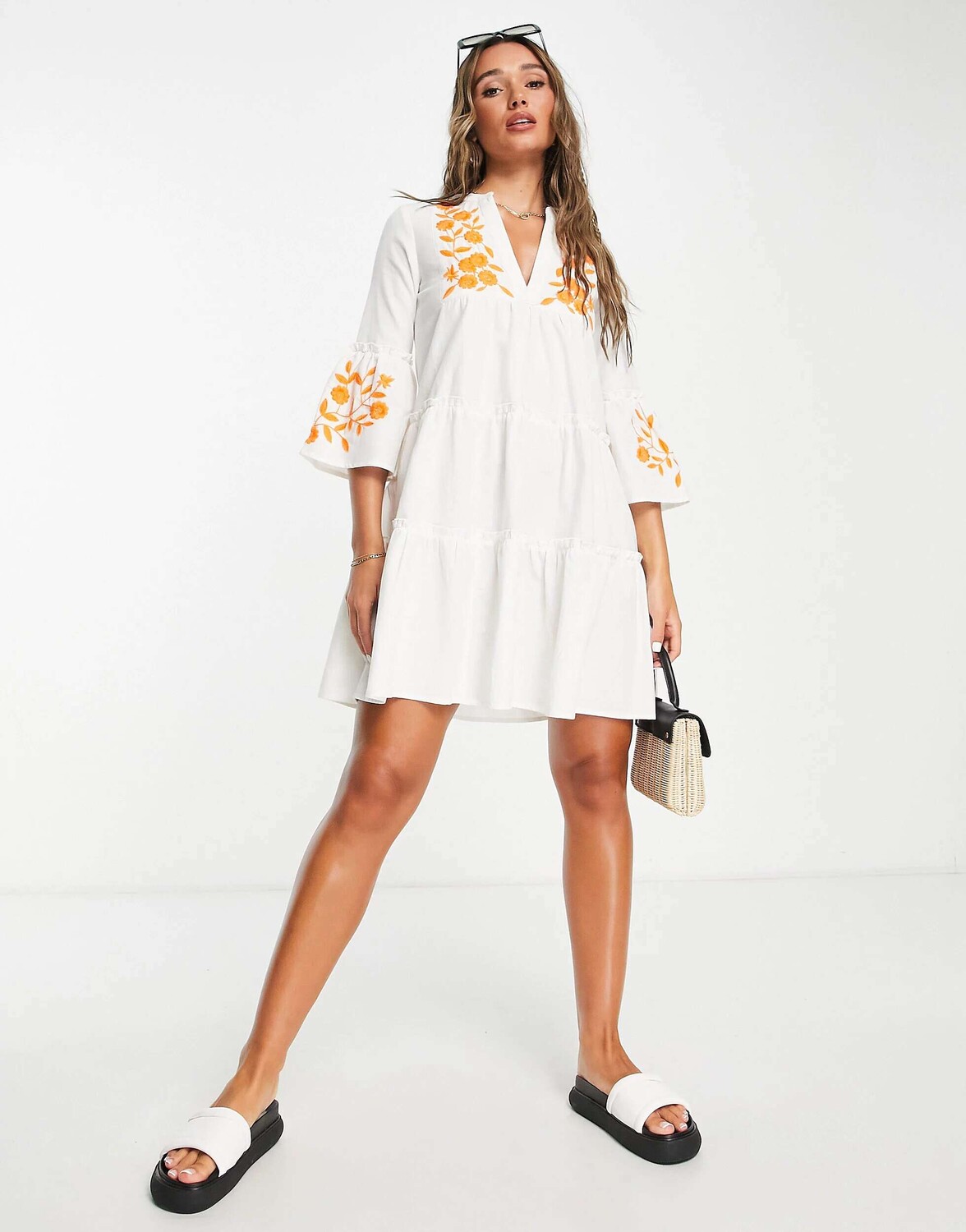 

Белое пляжное платье с цветочной вышивкой и аксессуарами Accessorize