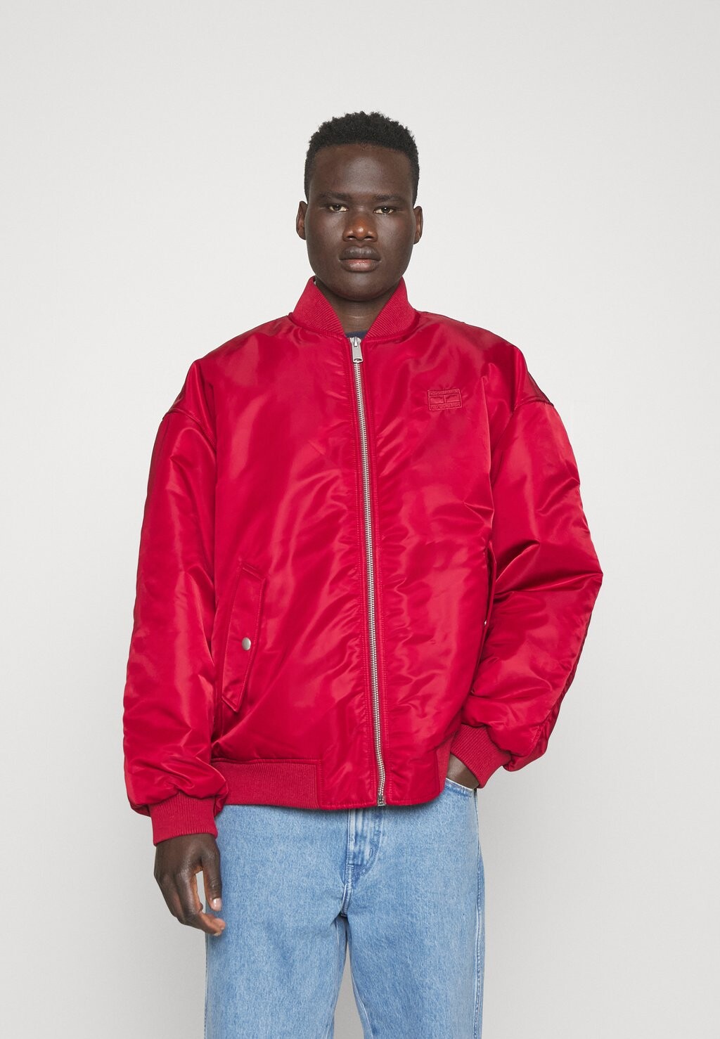 

Зимняя куртка ТОНАЛЬНАЯ АППЛИКАЦИЯ Tommy Jeans, румяна