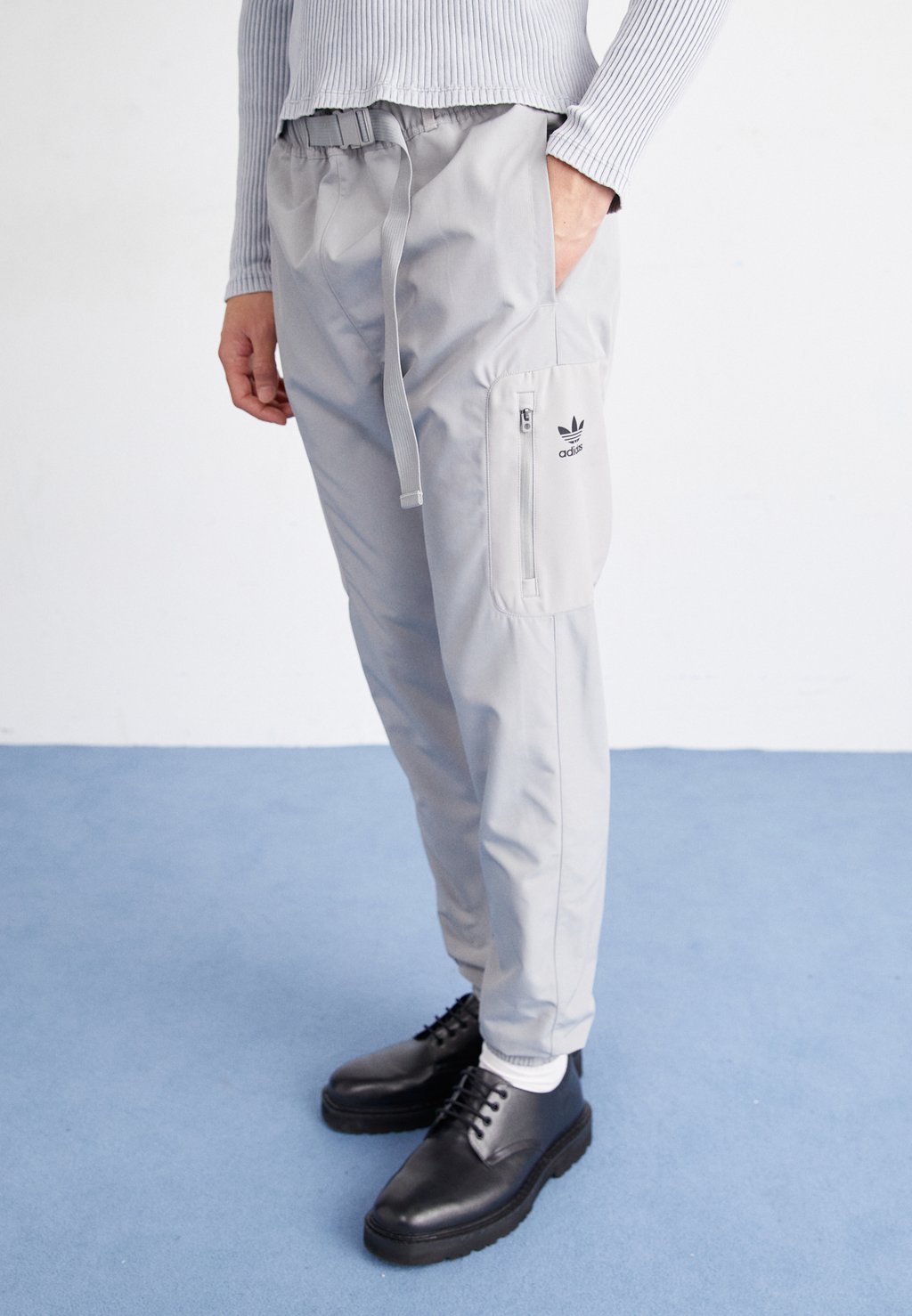 цена Брюки-карго UTILITY PANTS adidas Originals, цвет solid grey