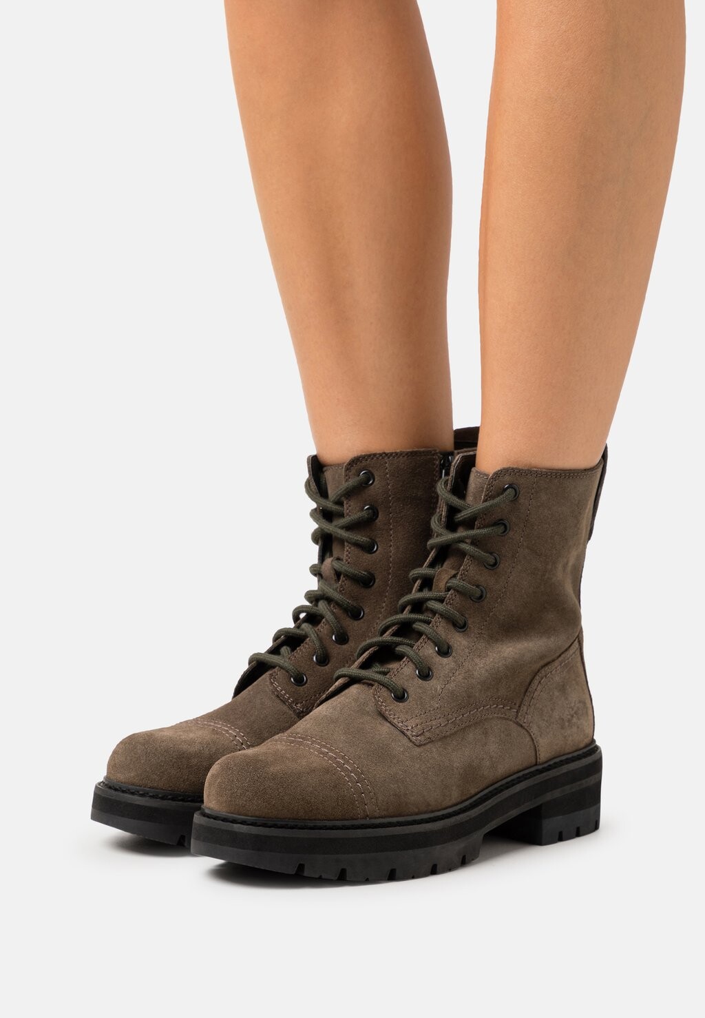 

Ботильоны на шнуровке Clarks, темно-оливковый