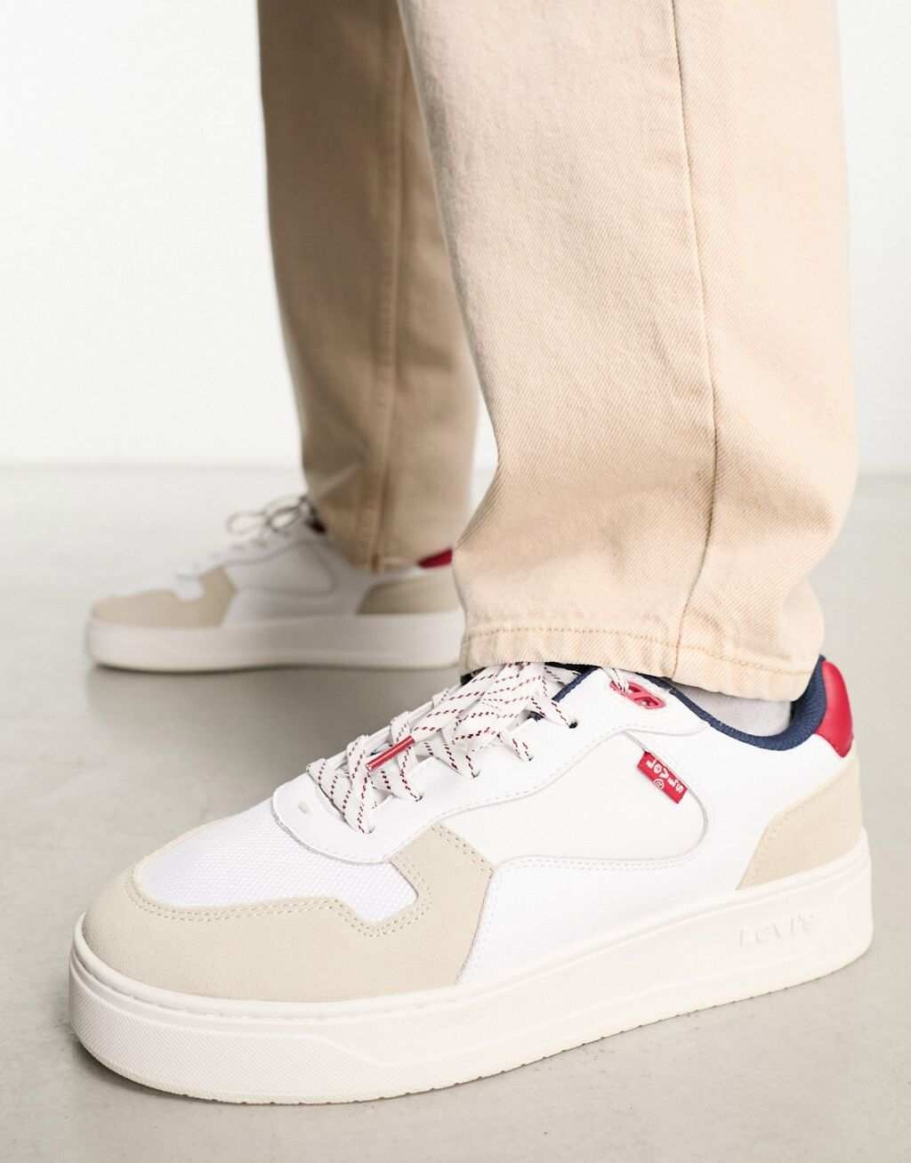 

Кроссовки Levi's Glide из кремовой замши с красным логотипом, Красный