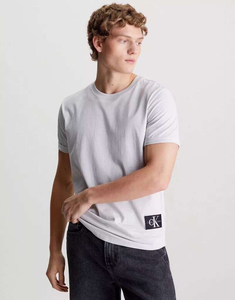 

Хлопковая футболка Calvin Klein с лунным камнем и нашивкой