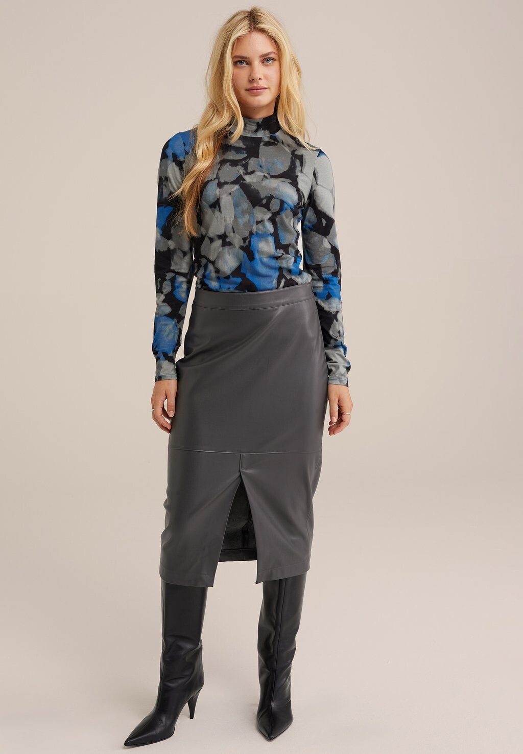 

Топ с длинными рукавами WE Fashion, неоновый синий