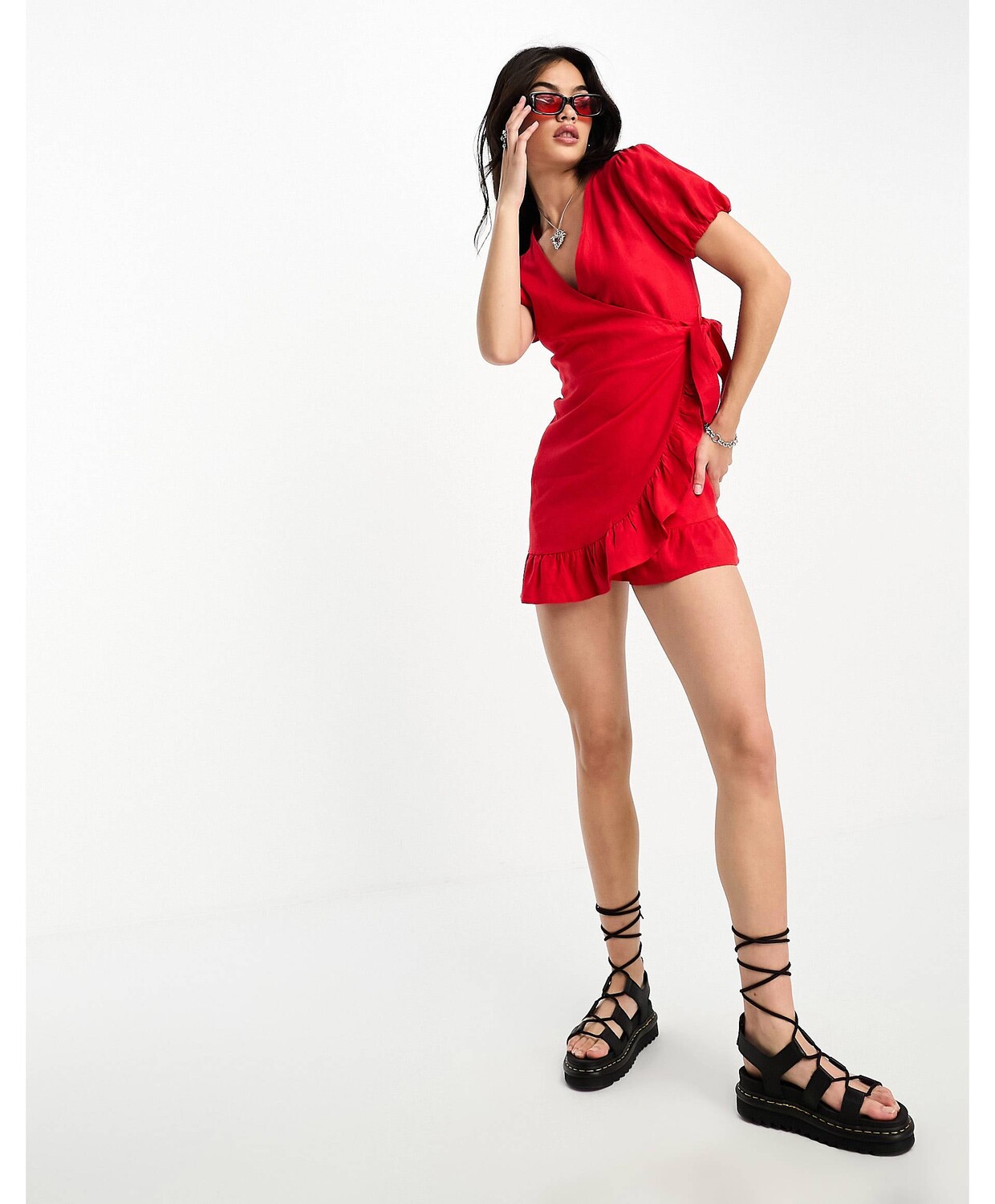 

Красное льняное платье мини с запахом спереди Bershka