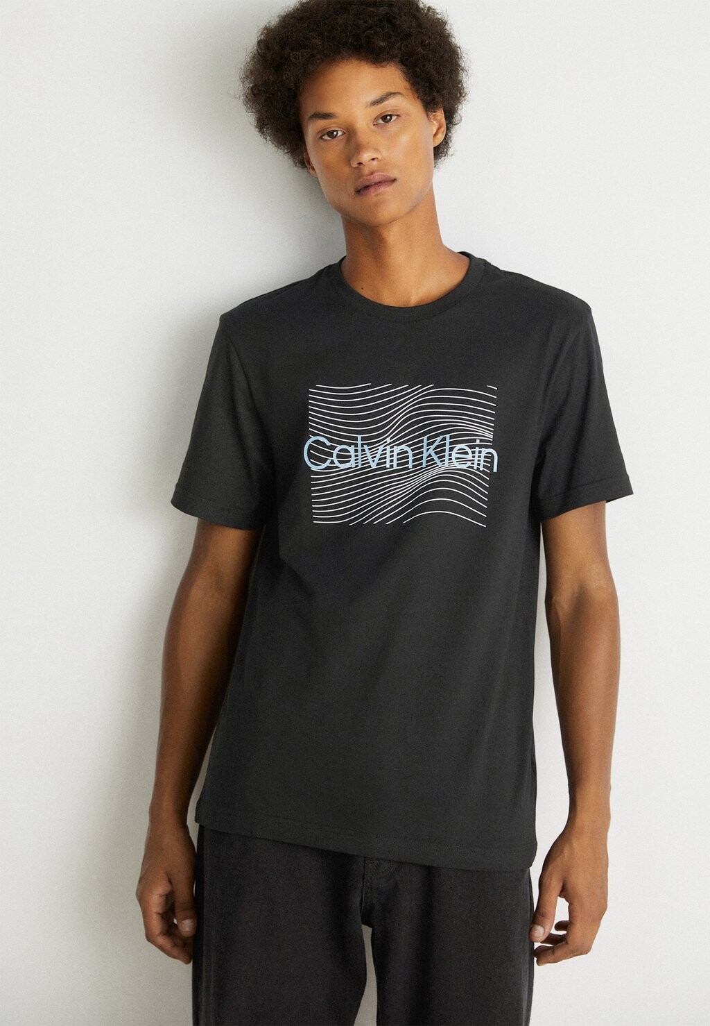 

Футболка с принтом Calvin Klein, черный
