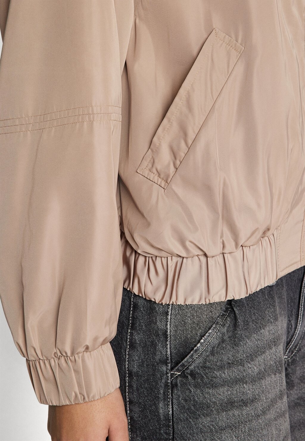 

Бомбер Onlminna Oversize Jacket ONLY, деталь серебристой норки/серое перо