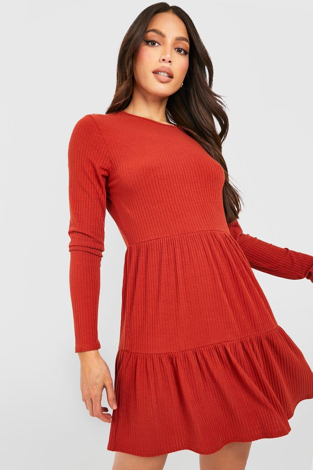 

Высокое ярусное мини-платье в ребку с длинными рукавами Boohoo, ржавый