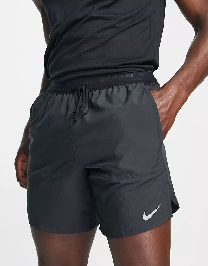 цена Черные шорты Nike Stride Dri-FIT 7 дюймов