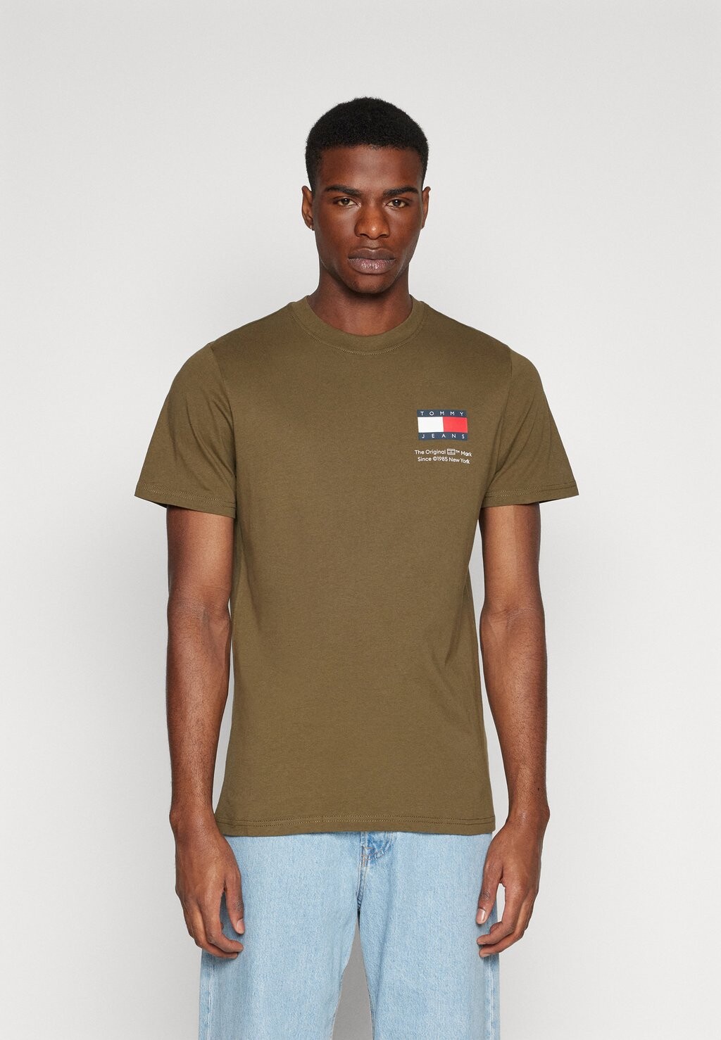 

Футболка с принтом SLIM ESSENTIAL FLAG Tommy Jeans, цвет drab olive green