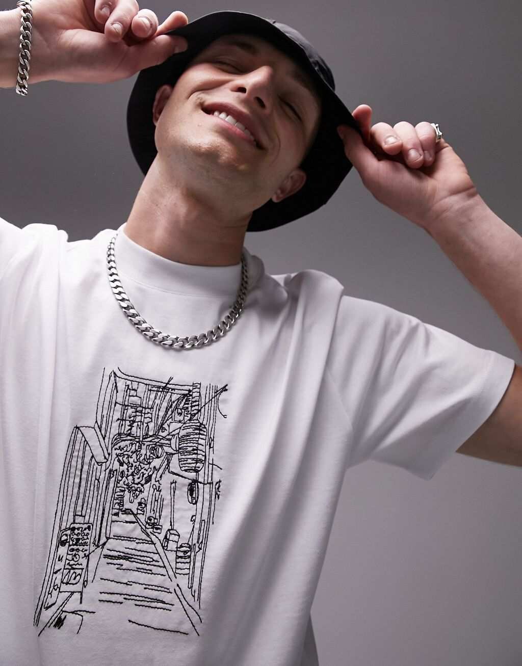 

Белая футболка оверсайз с вышитым эскизом ресторана Topman