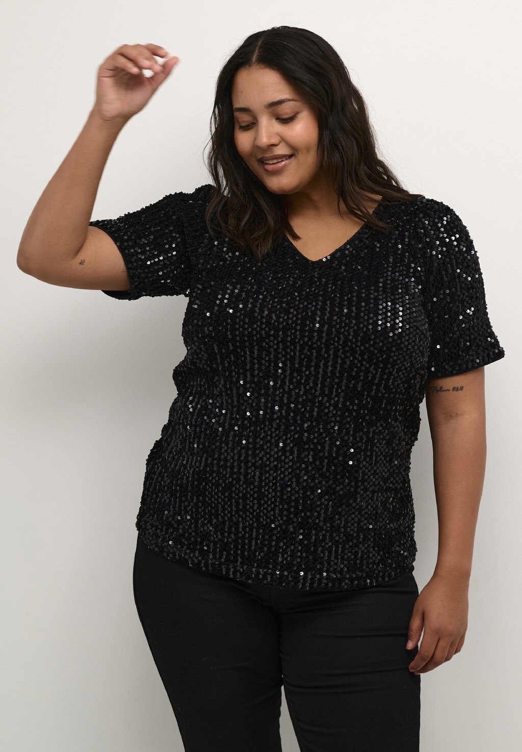 

Блузка BENTE V-NECK GLITTER Kaffe Curve, глубокий черный