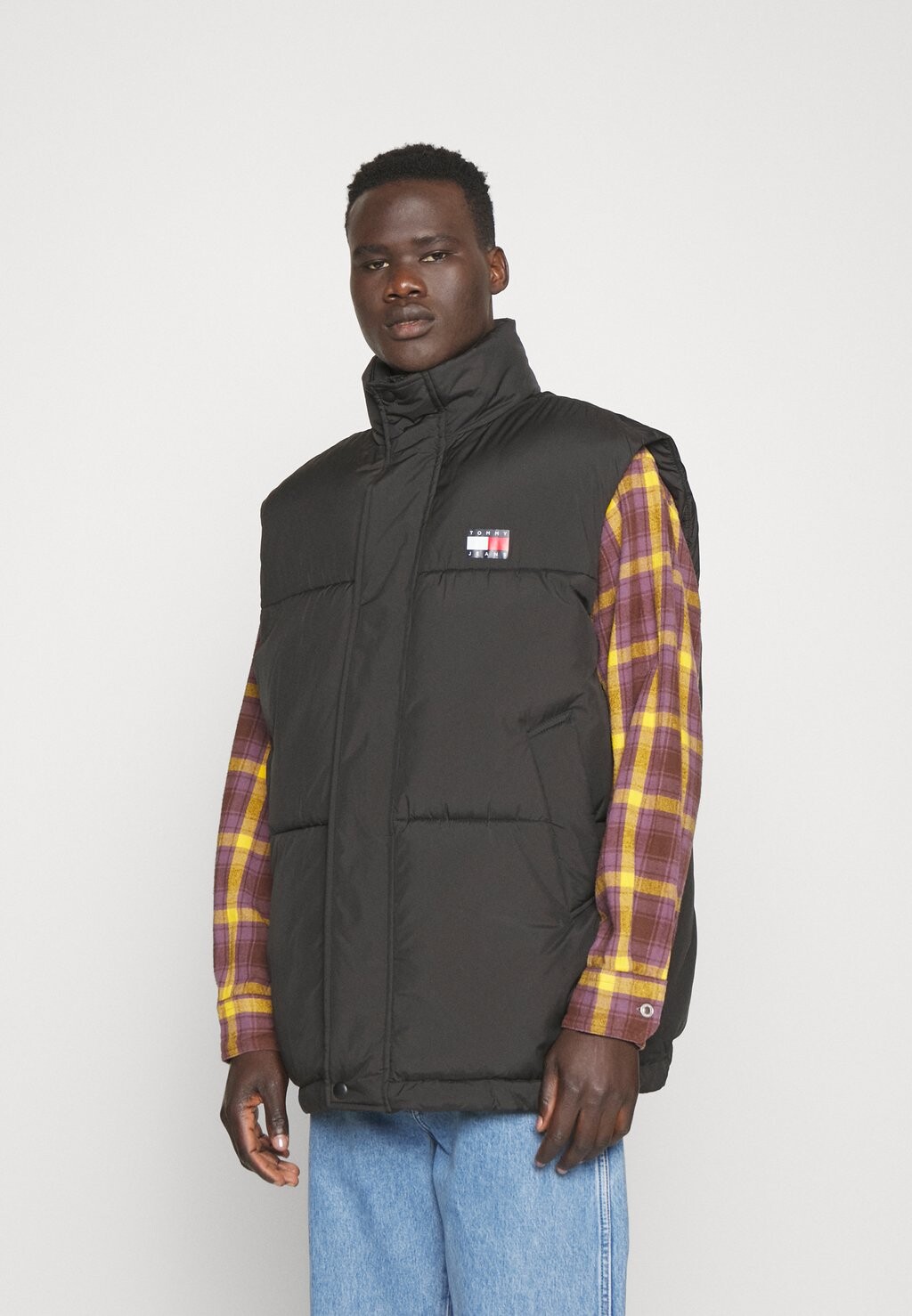 

Жилет Tommy Jeans ЖИЛЕТ-ПУХОВИК OVERSIZE, черный