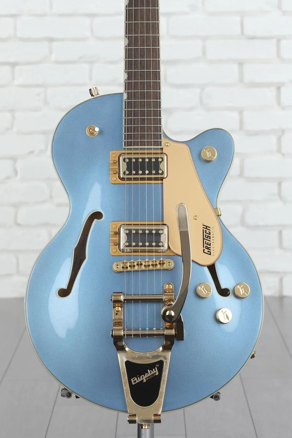 

Новый электроматический центральный блок Gretsch G5655TG Jr. — лазурный дым