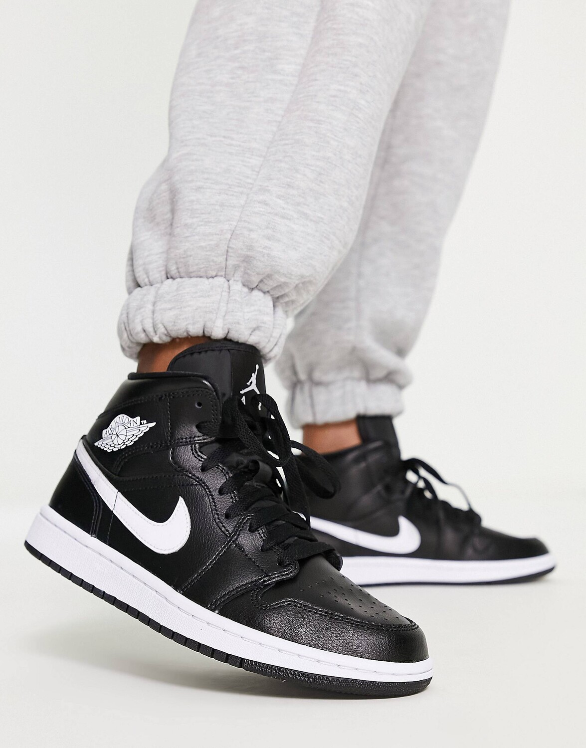 

Черные кроссовки Air Jordan 1 Mid