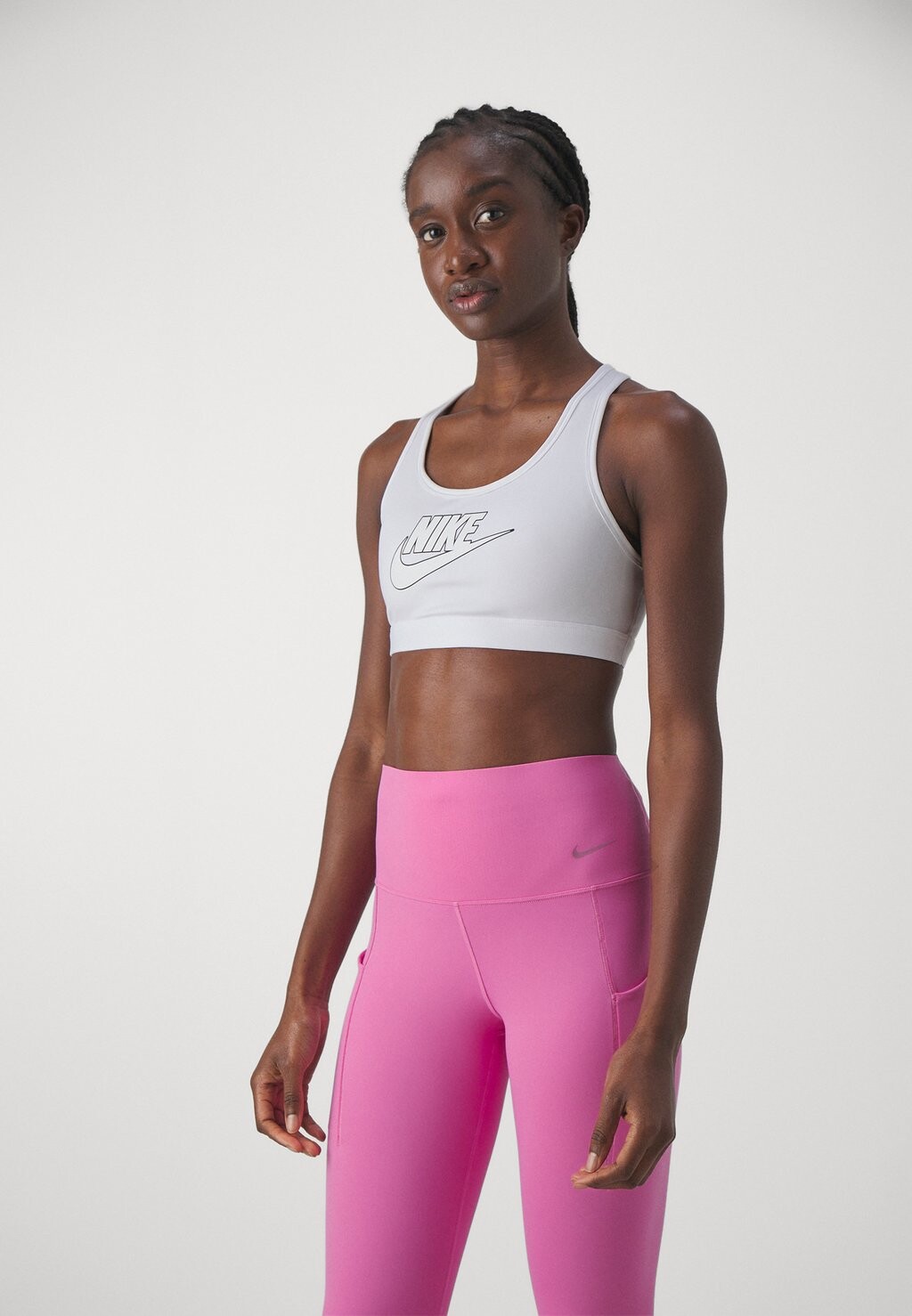 

Спортивный бюстгальтер средней поддержки FUTURA BRA Nike, цвет white/black