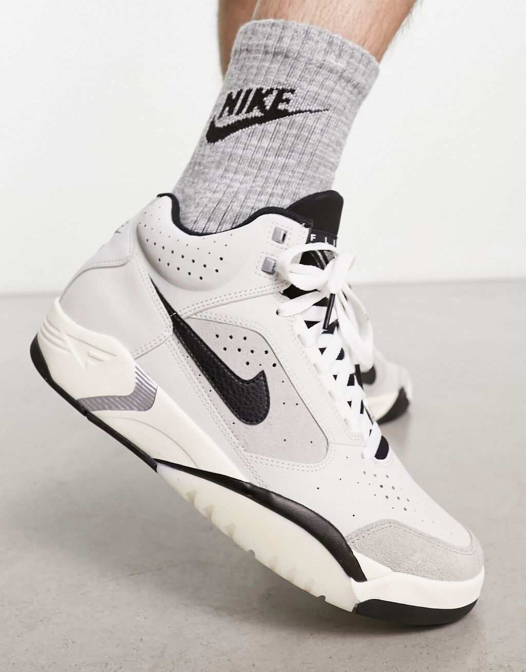 

Серые кроссовки Nike Air Flight Mid
