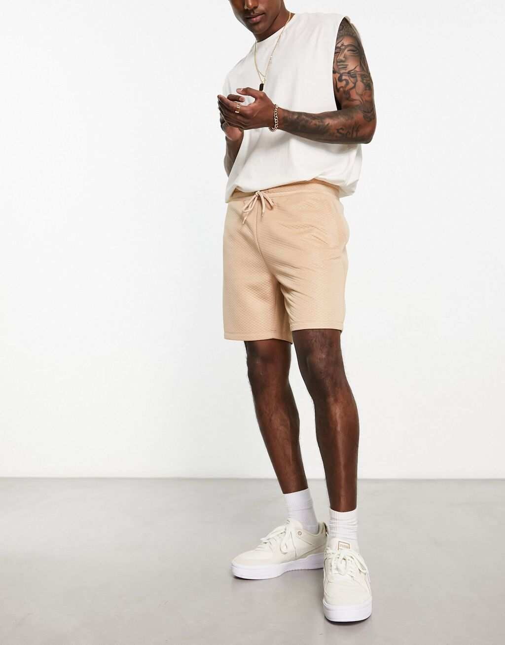 

Узкие шорты бежевого цвета со стеганой текстурой ASOS DESIGN