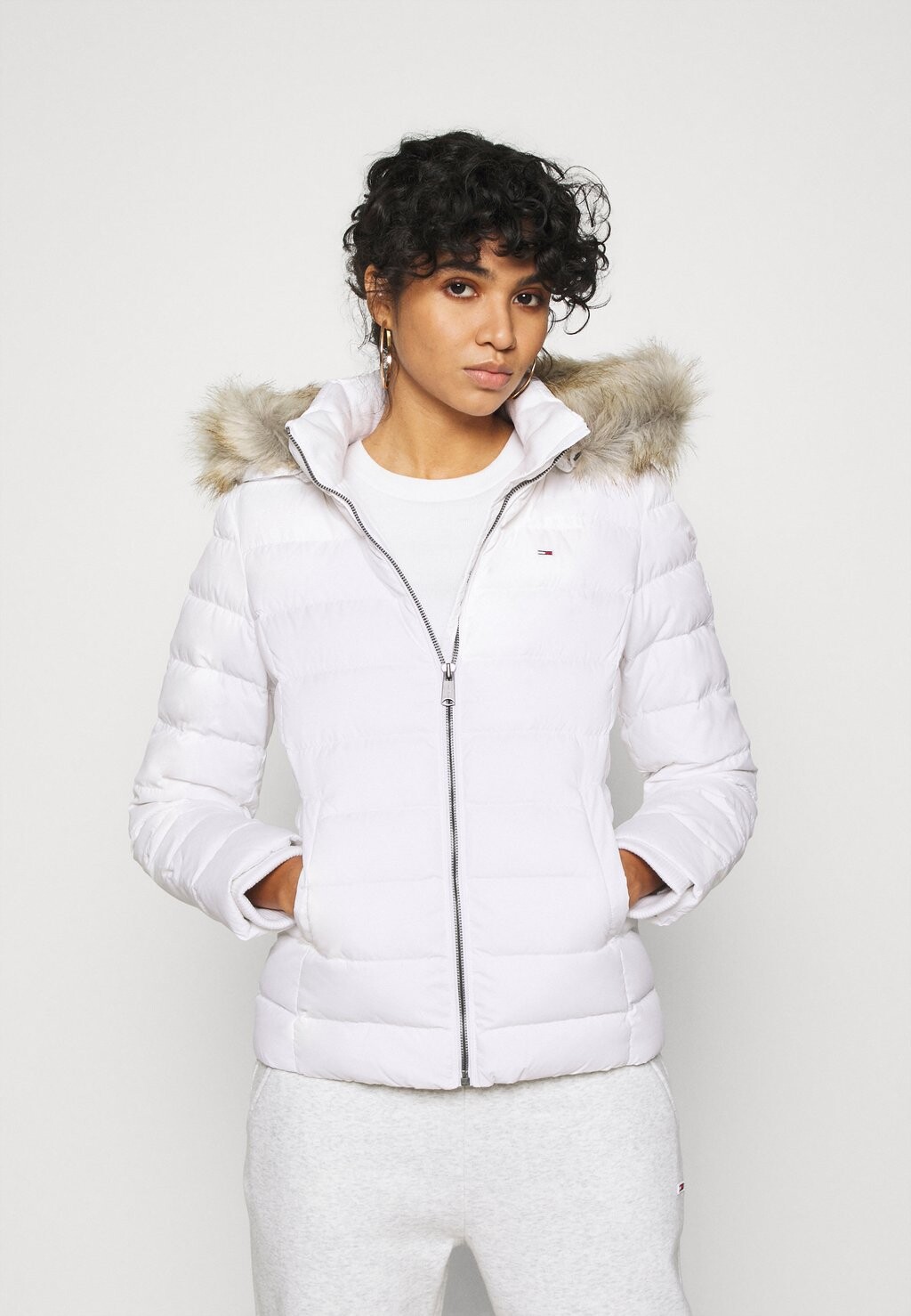 

Пуховик Tommy Jeans, белый