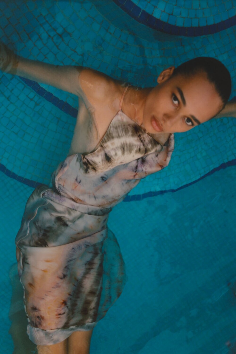 

Платье миди с принтом tie dye ZARA, разноцветный