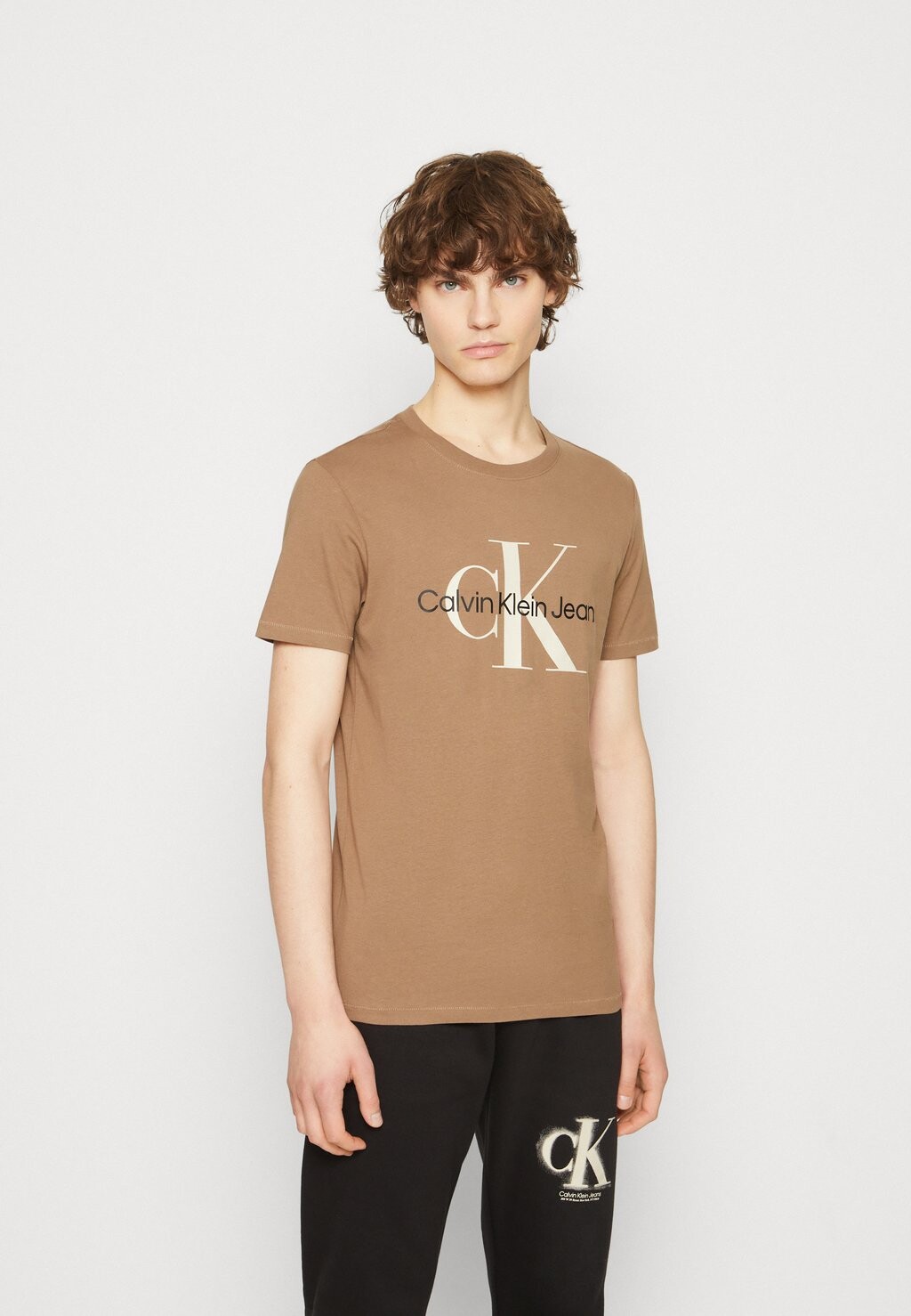 

Футболка с принтом Calvin Klein Jeans, коричневый