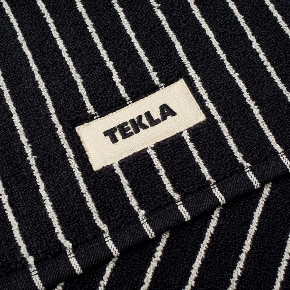 цена Tekla Fabrics Органический махровый коврик для ванной, черный