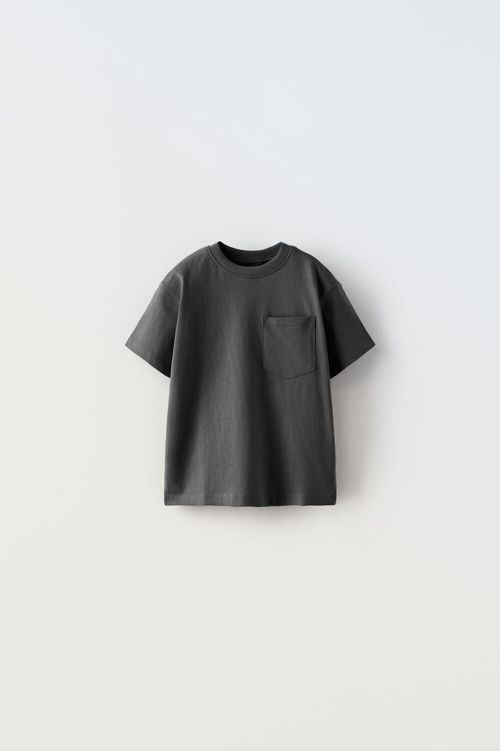 

Одная футболка с карманом ZARA, черный