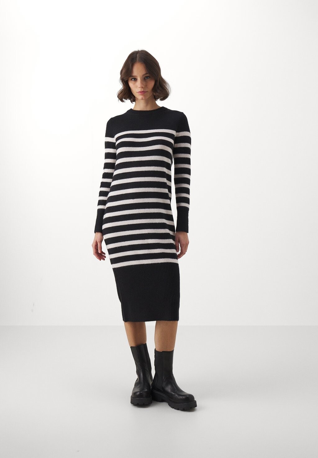 

Платье-футляр Vero Moda Petite VMPLAZA O NECK CALF DRESS, черный/однотонный